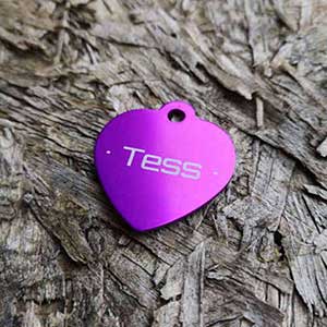 Tess - ID-Tag aus Aluminium mit lila Herzen
